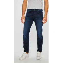 G-Star Raw - Jeansy. Niebieskie jeansy męskie G-Star RAW, z aplikacjami, retro, z podwyższonym stanem. W wyprzedaży za 299,90 zł.