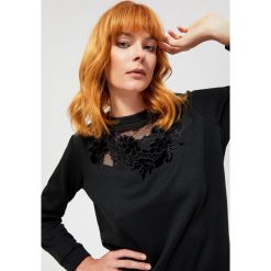 Bluza z ozdobnym haftem. Czarne bluzy damskie Moodo, xl, z haftami, z bawełny, z długim rękawem, długie, bez kaptura. Za 39,99 zł.