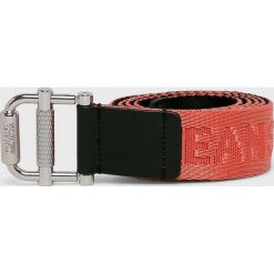 Tommy Jeans - Pasek. Różowe paski damskie Tommy Jeans, w paski, z jeansu. W wyprzedaży za 99,90 zł.