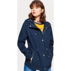 Lekka parka z kapturem - Granatowy. Niebieskie parki damskie marki Cropp, l. W wyprzedaży za 49,99 zł.