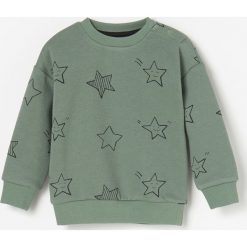 Ocieplana bluza w gwiazki - Khaki. Brązowe bluzy męskie Reserved, m, bez wzorów, bez kołnierzyka, bez rękawów, bez kaptura. W wyprzedaży za 24,99 zł.