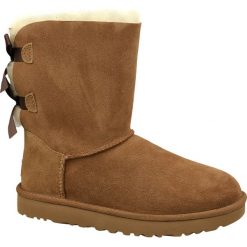 UGG Bailey Bow II 1016225-CHE. Pomarańczowe śniegowce damskie Ugg, na zimę, ze skóry, bez zapięcia. W wyprzedaży za 999,99 zł.