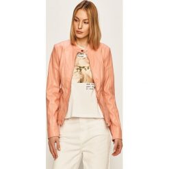 Guess Jeans - Kurtka. Czarne kurtki damskie Guess Jeans, s, z aplikacjami, z poliesteru, krótkie, bez kaptura. W wyprzedaży za 399,90 zł.