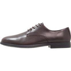 Camper TRUMAN Oksfordki dark brown. Pomarańczowe buty wizytowe męskie marki Camper, bez wzorów, ze skóry, eleganckie, na sznurówki. W wyprzedaży za 367,20 zł.