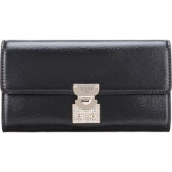 Guess Lynda Cross body bag Czarny. Czarne torebki klasyczne damskie Guess, w paski, z materiału. Za 352,95 zł.