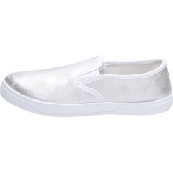 SLIP ON Srebrne tenisówki damskie WISHOT 122. Szare trampki i tenisówki damskie Wishot, bez wzorów, bez zapięcia. W wyprzedaży za 40,00 zł.