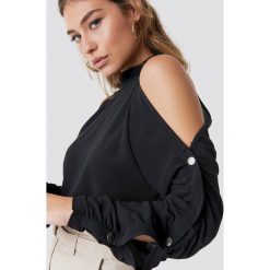 Rut&Circle Bluza z guzikami na rękawach - Black. Czarne bluzy damskie marki Rut&Circle, bez wzorów, z materiału, bez rękawów, bez kaptura. Za 161,95 zł.
