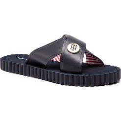 Klapki TOMMY HILFIGER - Hardware Detail Beach Sandal FW0FW03883 Midnight 403. Niebieskie klapki damskie TOMMY HILFIGER, z aplikacjami, ze skóry ekologicznej, bez obcasa. W wyprzedaży za 139,00 zł.