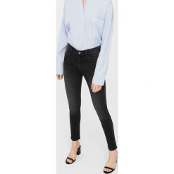 Mango - Jeansy Noa1. Szare jeansy damskie Mango, z podwyższonym stanem. W wyprzedaży za 59,90 zł.