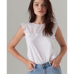 Bawełniany top z haftem - Biały. Białe topy damskie Mohito, xl, z haftami, z bawełny, bez kołnierzyka. Za 59,99 zł.