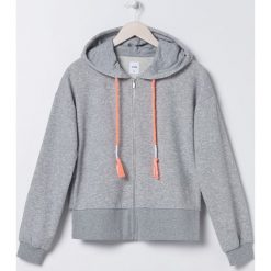 Bluza z kapturem -. Bluzy damskie Sinsay, xl, bez wzorów, bez rękawów, z kapturem. W wyprzedaży za 19,99 zł.
