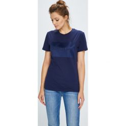 Calvin Klein Jeans - Top. Szare topy damskie Calvin Klein Jeans, l, z nadrukiem, z bawełny, z okrągłym kołnierzem. W wyprzedaży za 159,90 zł.