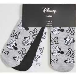 Skarpetki Mickey Mouse - Czarny. Czarne skarpetki damskie Sinsay, z motywem z bajki. W wyprzedaży za 14,99 zł.