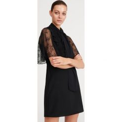 Sukienka mini z koronką - Czarny. Czarne sukienki damskie Reserved, w koronkowe wzory, z koronki, bez kołnierzyka, bez rękawów, mini. Za 179,99 zł.