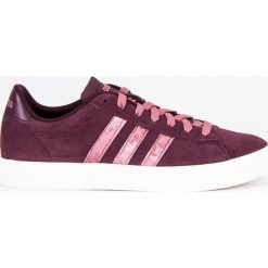 Adidas Daily 2.0 BB7368. Czerwone trampki i tenisówki damskie Adidas, bez wzorów, z gumy, bez zapięcia. W wyprzedaży za 319,00 zł.