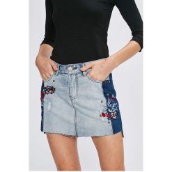 Desigual - Spódnica Elina. Niebieskie spódniczki damskie Desigual, z haftami, z bawełny, mini, dopasowane. W wyprzedaży za 179,90 zł.