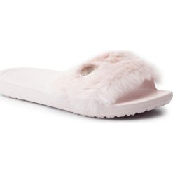 Klapki CROCS - Sloane Luxe Slide W 205968 Barely Pink/Barely Pink. Różowe klapki damskie Crocs, bez wzorów, z tworzywa sztucznego, bez obcasa. Za 219,00 zł.