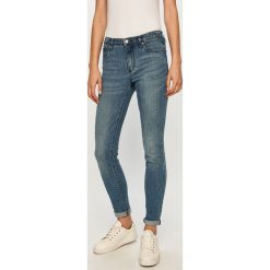 Armani Exchange - Jeansy. Niebieskie jeansy damskie Armani Exchange. Za 589,90 zł.