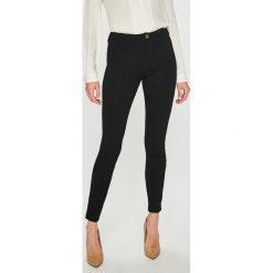 Guess Jeans - Spodnie. Czarne spodnie damskie Guess Jeans, z aplikacjami, z elastanu, casualowe. W wyprzedaży za 229,90 zł.