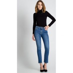 Niebieskie jeansowe spodnie BIALCON. Niebieskie jeansy damskie BIALCON, s, w paski, z jeansu, z standardowym stanem. W wyprzedaży za 115,00 zł.