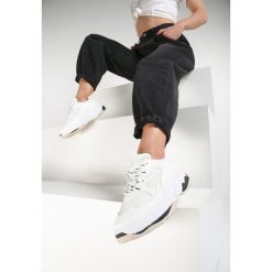 Białe Sneakersy Neririal. Białe sneakersy damskie Renee. W wyprzedaży za 79,99 zł.