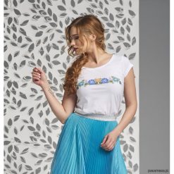 T-shirt z folkowymi kwiatami Oversize. T-shirty damskie Pakamera, z haftami, bez kołnierzyka. Za 89,00 zł.