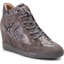 Sneakersy GEOX - D Carum C D84ASC 02241 C9002 Dk Grey. Szare półbuty damskie Geox, bez wzorów, z zamszu, bez obcasa, na obcasie, bez zapięcia. W wyprzedaży za 419,00 zł.