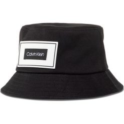 Kapelusz CALVIN KLEIN - Multi Patch Bucket K50K505732 BAX. Czarne kapelusze damskie Calvin Klein, bez wzorów, z bawełny. Za 179,00 zł.