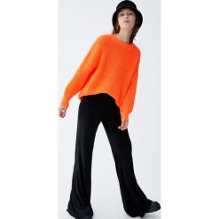 Jaskrawy sweter wykonany ściegiem perełkowym. Szare swetry klasyczne damskie marki Pull&Bear. Za 109,00 zł.