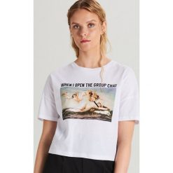 Koszulka oversize z nadrukiem - Biały. Białe koszulki damskie Cropp, xs, z nadrukiem, bez kołnierzyka, bez rękawów. W wyprzedaży za 15,99 zł.