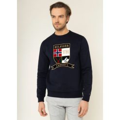 Bluza TOMMY HILFIGER Shield Artwork MW0MW12291. Niebieskie bluzy męskie TOMMY HILFIGER, xxl, bez wzorów, z bawełny, bez kołnierzyka, bez rękawów, bez kaptura. W wyprzedaży za 319,00 zł.