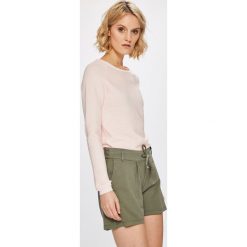 Lacoste - Sweter. Różowe swetry klasyczne damskie marki Lacoste, l, z bawełny, z okrągłym kołnierzem. W wyprzedaży za 299,90 zł.