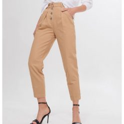Jeansy mom fit z wysokim stanem - Beżowy. Brązowe jeansy damskie Mohito, bez wzorów, z jeansu, z podwyższonym stanem. Za 139,99 zł.