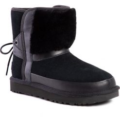Buty UGG - W Classic Leopard Lined Bow 1105354 Blk. Czarne kozaki damskie Ugg, ze skóry, bez obcasa, bez zapięcia. W wyprzedaży za 489,00 zł.