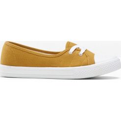 Buty wsuwane bonprix żółty musztardowy. Żółte baleriny damskie bonprix, bez wzorów, sportowe, bez obcasa. Za 64,99 zł.