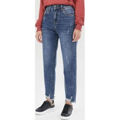 Niebieskie Jeansy Mom Fit Shenarah. Niebieskie jeansy damskie Born2be. Za 109,99 zł.