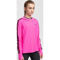 Bluza treningowa damska BLDF200 - różowy neon. Różowe bluzy damskie marki 4f, bez wzorów, z elastanu, bez rękawów, z kapturem. W wyprzedaży za 99,99 zł.