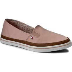Tenisówki TOMMY HILFIGER - Kesha 7D FW0FW01656 Dusty Rose 502. Różowe półbuty damskie TOMMY HILFIGER, bez wzorów, z gumy, bez zapięcia. Za 249,00 zł.