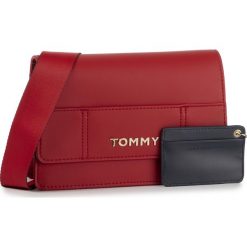 Torebka TOMMY HILFIGER - Item Statement Crossover AW0AW07333 0KY. Czerwone listonoszki damskie TOMMY HILFIGER, bez wzorów, ze skóry ekologicznej, bez dodatków. Za 649,00 zł.