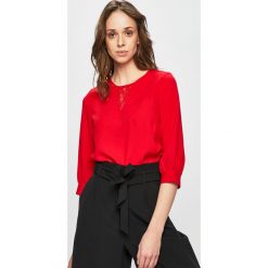 Vero Moda - Bluzka. Czerwone bluzki damskie Vero Moda, na co dzień, s, bez wzorów, z elastanu, casualowe, z okrągłym kołnierzem, bez rękawów. W wyprzedaży za 89,90 zł.