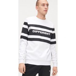 Bluza z nadrukiem different - Biały. Białe bluzy męskie Cropp, s, z nadrukiem, bez kołnierzyka, bez rękawów, bez kaptura. Za 99,99 zł.