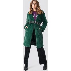 Galore x NA-KD Płaszcz z paskiem - Green. Zielone płaszcze damskie marki Galore x NA-KD, w paski, z futra. W wyprzedaży za 182,47 zł.