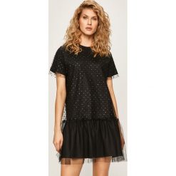Red Valentino - Sukienka. Czarne sukienki damskie Red Valentino, s, z aplikacjami, z bawełny, z okrągłym kołnierzem, z krótkim rękawem, krótkie, mini, rozkloszowane. W wyprzedaży za 999,90 zł.
