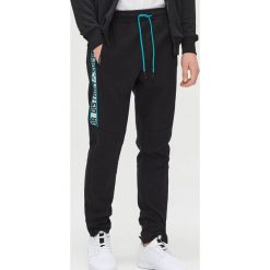Joggery z lampasami - Czarny. Czarne spodnie męskie Cropp, s, bez wzorów. Za 99,99 zł.