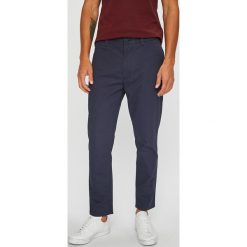 Tommy Jeans - Spodnie Randy. Niebieskie chinosy męskie marki Tommy Jeans, z bawełny. W wyprzedaży za 199,90 zł.