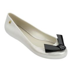 Baleriny w kolorze kremowo-czarnym. Czarne baleriny damskie Melissa, Pepe Jeans, bez wzorów, bez obcasa. W wyprzedaży za 139,95 zł.