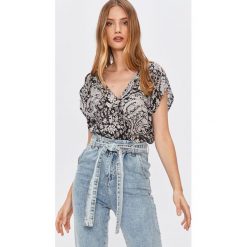 Answear Lab - Bluzka. Czarne bluzki damskie Answear Lab, na co dzień, s, bez wzorów, z wiskozy, casualowe, bez kołnierzyka, z krótkim rękawem. Za 79,90 zł.