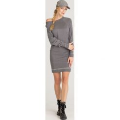 SUKIENKA TWINSET. Szare sukienki damskie Twinset, na co dzień, s, z aplikacjami, z kaszmiru, z okrągłym kołnierzem, bez rękawów, proste. Za 1099,00 zł.