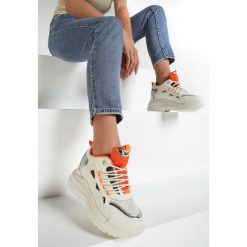 Beżowe Sneakersy Huffman. Brązowe koturny damskie Renee, na wysokim obcasie, na koturnie, na sznurówki. Za 119,99 zł.