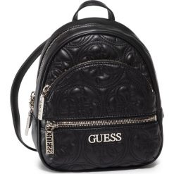 Plecak GUESS - Manhattan (QG) HWQG69 94310 BLA. Czarne plecaki damskie Guess, z aplikacjami, ze skóry ekologicznej, eleganckie. W wyprzedaży za 419,00 zł.